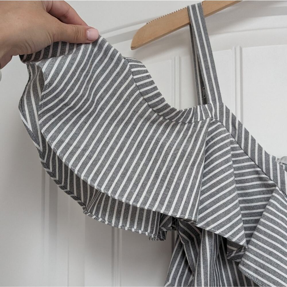 Veronica Beard Grant Cold Shoulder Gray/White V-Neck Button Striped Top, size 8 - Picture 4 of 8